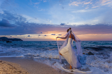 Fototapeta na wymiar Beautiful Bride on the beach