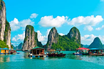 Zelfklevend Fotobehang Floating village and rock islands, Halong bay, Vietnam © 12ee12