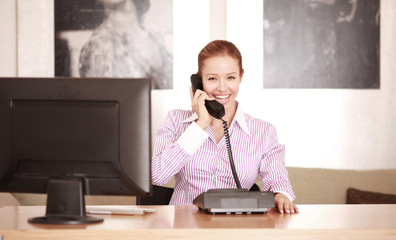 freundliche Frau im Callcenter