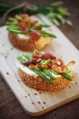 toast à la ricotta, asperges et bacon
