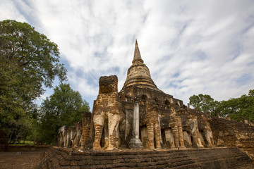 Fototapeta premium タイ国シーサッチャナライ歴史公園の遺跡ワット・チャーンローム