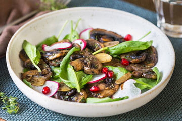 Mushroom with Spinach and Pomegranate salad