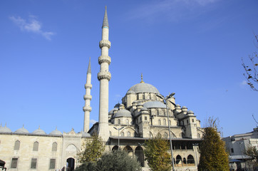 Fototapeta na wymiar The Yeni Cami, meaning New Mosque in Istanbul