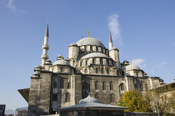 Fototapeta na wymiar The Yeni Cami, meaning New Mosque in Istanbul