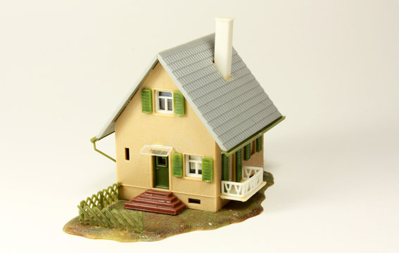 H&auml;uschen, Modell-Haus mit wei&szlig;em Hintergrund