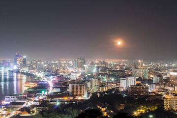 Fototapeta na wymiar cityscape with full moon at pattaya in Thailand