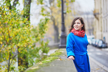 Fototapeta premium Beautiful young tourist in Paris on a fall day
