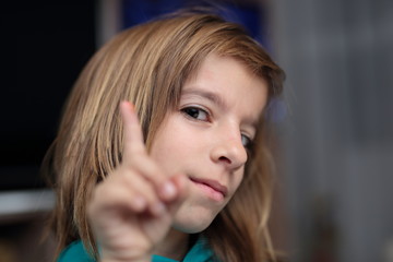 Naklejka premium girl looking at the camera gesturing 