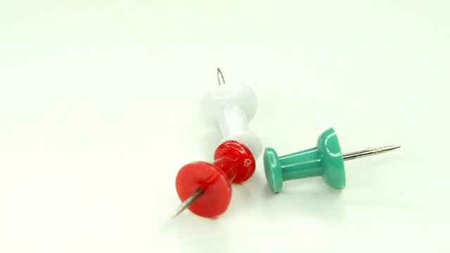 Bunte Pins auf Drehteller