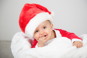 Baby lacht verschmitzt