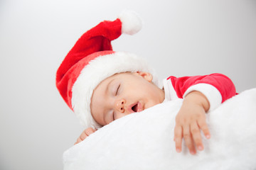 Schlafendes Baby mit Nikolausmütze
