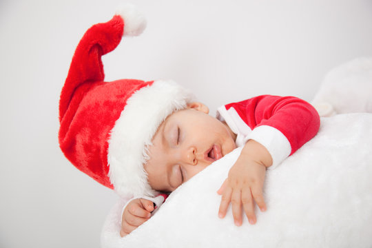 Schlafendes Baby mit Nikolausmütze