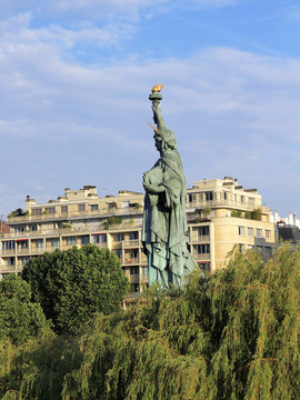 Statue De La Liberté - Paris