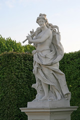 Obraz premium VIENNA, AUSTRIA - APRIL 22, 2010: Statues in Belvedere Palace garden in Vienna, Austria