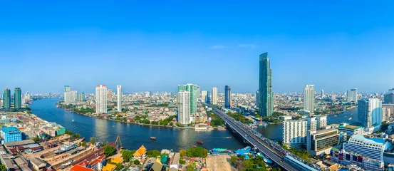 Foto op Plexiglas Landschap van de rivier in de stad Bangkok met blauwe lucht © tawanlubfah