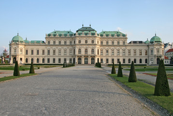 Fototapeta premium VIENNA, AUSTRIA - APRIL 22, 2010: Belvedere Palace and the palace garden in Vienna, Austria