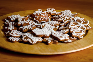 Plate of ginger breads, alittle pig shaped in the middle with PF 2016 sign.