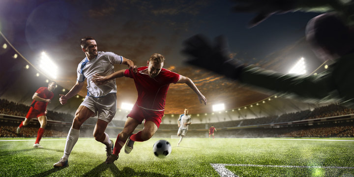 Gracze piłki nożnej w akci na zmierzchu stadium tła panoramie