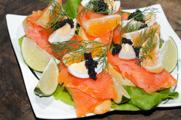 Baguette, geräuchertes Lachsfilet, Salat, Ei, Dill, Orange, Kavi
