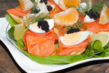 Baguette, geräuchertes Lachsfilet, Salat, Ei, Dill, Orange, Kavi