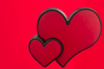 Corazones sobre fondo rojo