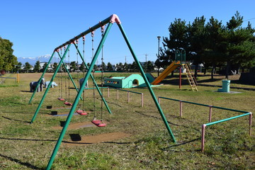 Fototapeta premium 公園の遊具／山形県庄内平野の公園で、ブランコや滑り台などの遊具を撮影した写真です。