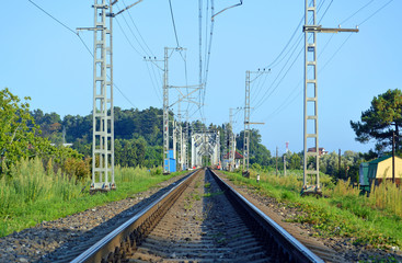 Fototapeta na wymiar Однопутный участок железной дороги по направлению к железнодорожному мосту