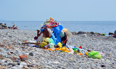Мусор на галечном пляже на берегу Черного моря