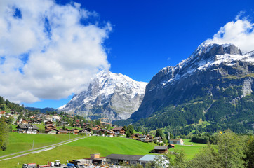 スイス　登山鉄道車窓からのアルプスの風景