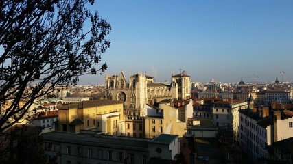 Fototapeta na wymiar Vue aérienne de la cathédrale Saint-Jean de Lyon