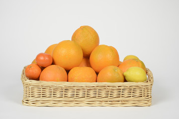 Naranjas en una cesta