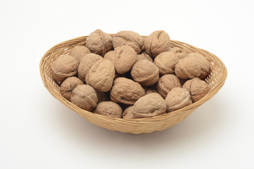 Nueces en una canasta de mimbre