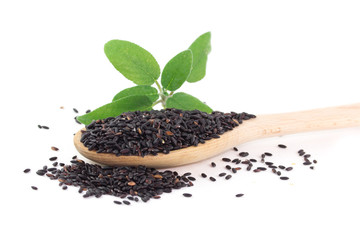 Riso nero di venere su un cucchiaio di legno