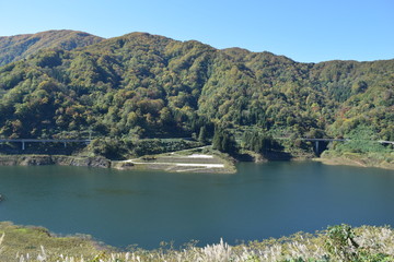 Obraz premium ダム湖百選・寒河江ダムと月山湖／山形県西川町にある、県内最大のダムを撮影した写真です。ダムによって形成された人造湖は、月山より名を取って月山湖（がっさんこ）と命名され、財団法人ダム水源地環境整備センターが選定する、ダム湖百選に選ばれています。