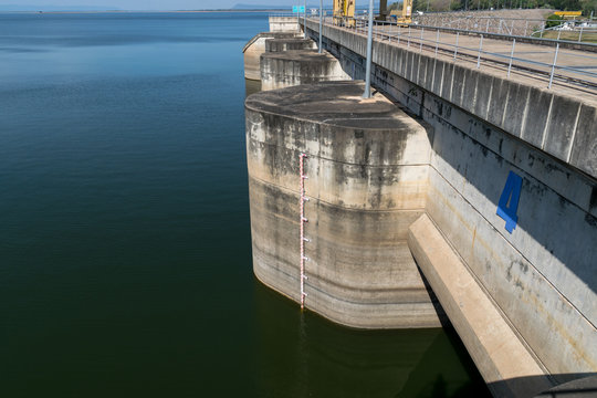 Dam or barrage