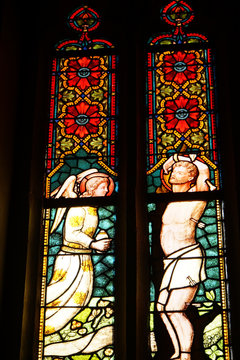 Kunstvolle Kirchenfenster in der Sankt Sebastianus-Kirche
