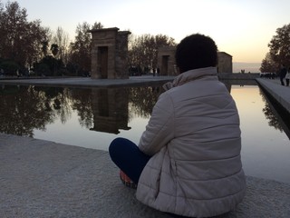 muchacha contemplando el atardecer en el templo egipcio de madrid