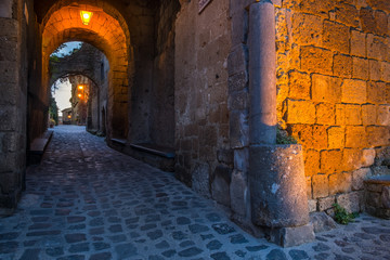 Strade e case di Civita di Bagnoregio  di notte 