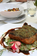 Schweinekotelett mit Kräuterkruste 