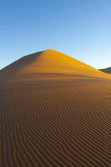 Fototapeta na wymiar Sossusvlei Namibia Afrika: Dünenlandschaft in der Trockenzeit 