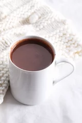 Crédence de cuisine en verre imprimé Chocolat boisson au chocolat chaud dans une tasse blanche