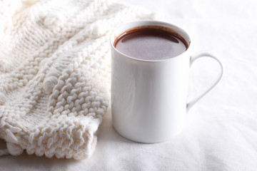 boisson au chocolat chaud dans une tasse blanche