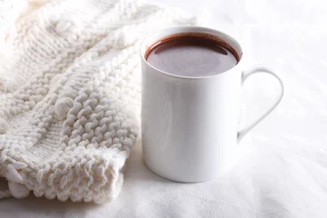 Papier Peint photo autocollant Chocolat boisson au chocolat chaud dans une tasse blanche