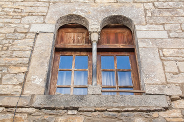 Très vieilles fenêtres et devanture de pierre, Ainsa, Aragon, Espagne, Europe