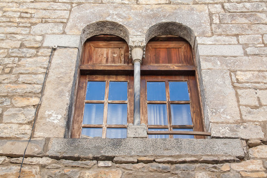 Tr&egrave;s vieilles fen&ecirc;tres et devanture de pierre, Ainsa, Aragon, Espagne, Europe
