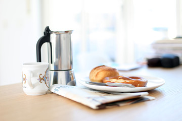 Obraz na płótnie Canvas Frühstück mit Kaffee, Brezel und Zeitung