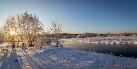 зимняя панорама морозным днем возле ручья с деревьями в снегу, Россия, Урал    © 7ynp100