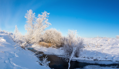 зимняя панорама морозным днем возле ручья с деревьями в снегу, Россия, Урал    © 7ynp100