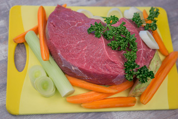 Rohes Rindfleisch mit Gemüse