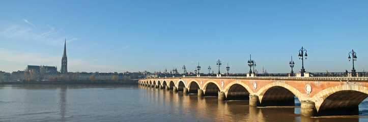Fototapeta na wymiar Pont de Pierre à Bordeaux